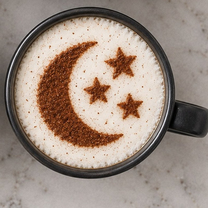 Latte mit Mond-Motiv aus Kakao