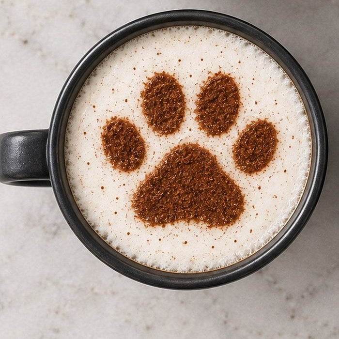 Latte mit Pfoten-Motiv aus Kakao