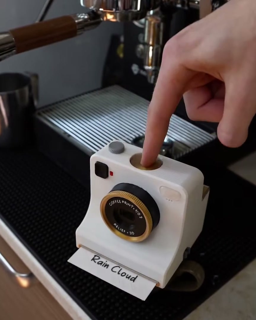 Ein Finger drückt den Auslöser der LATTECAM