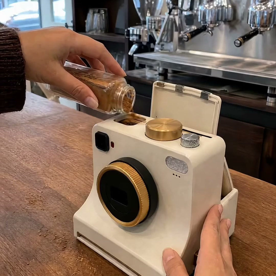 Zimt wird oben in die LATTECAM gefüllt