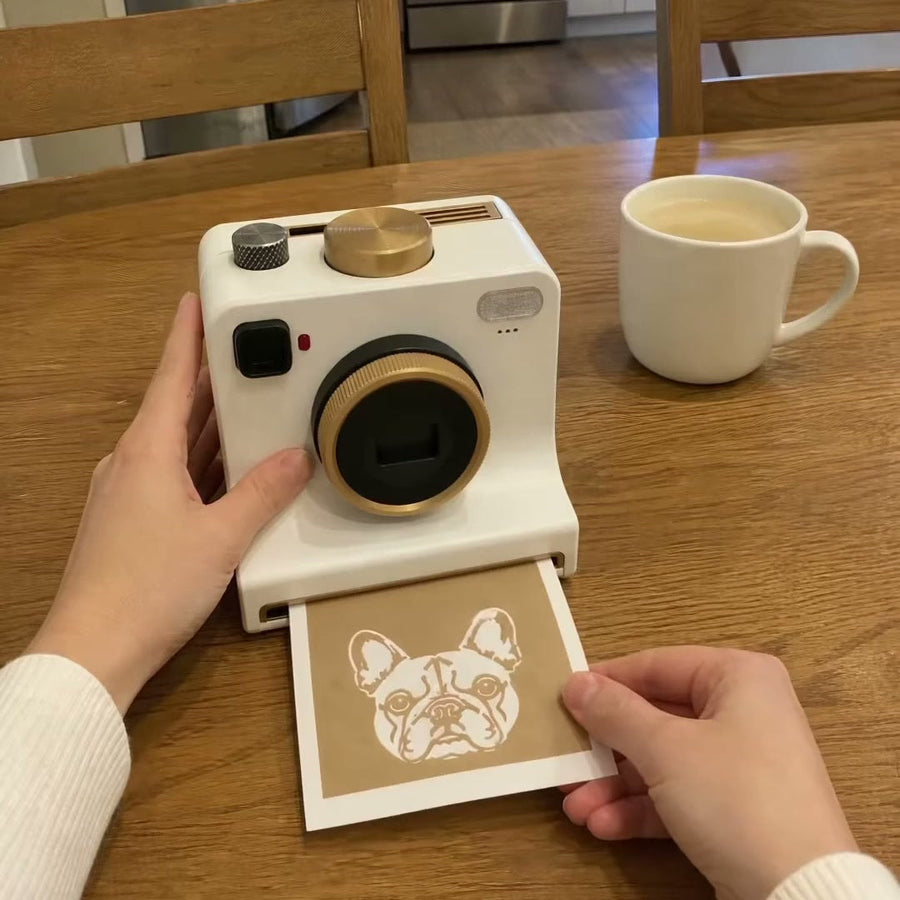 Eine Schablonenkarte wird in die LATTECAM geschoben