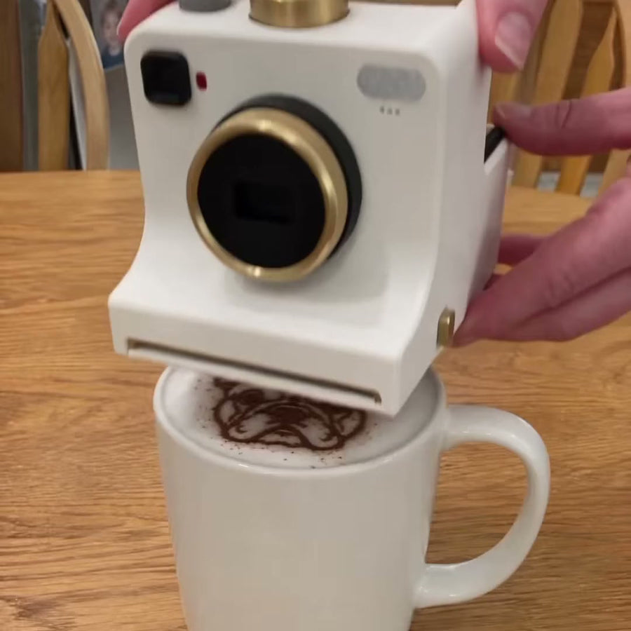 LATTECAM auf einem Becher Latte